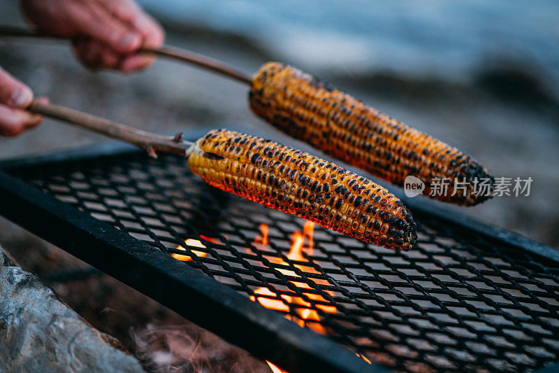篝火上烤玉米