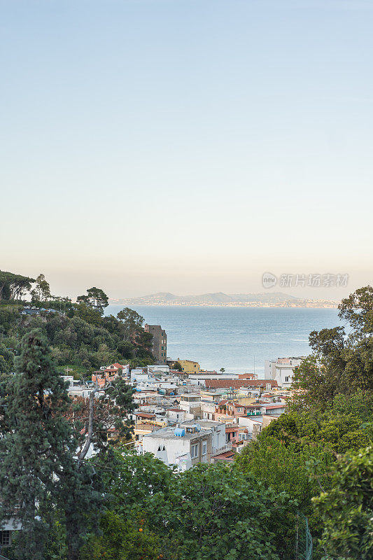 日出时地中海海岸线的风景