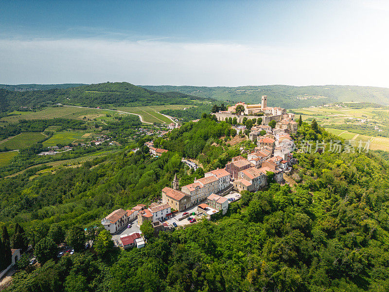 鸟瞰图Motovun，伊斯特里亚，风景如画的中世纪村庄