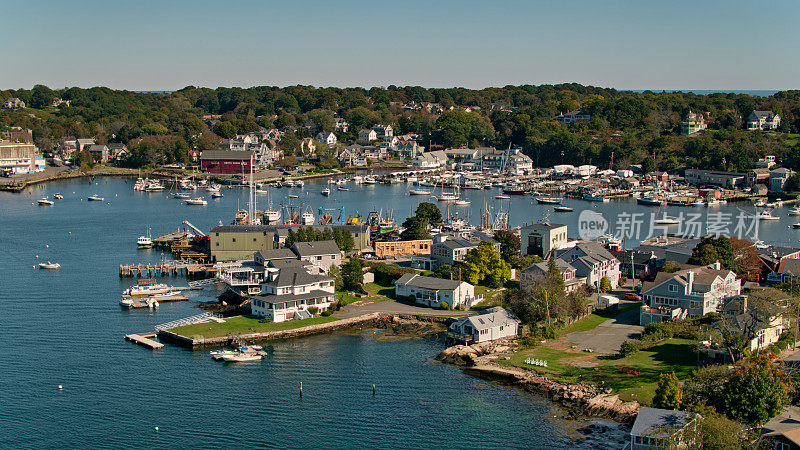 水边住宅和码头的鸟瞰图，在格洛斯特，马萨诸塞州