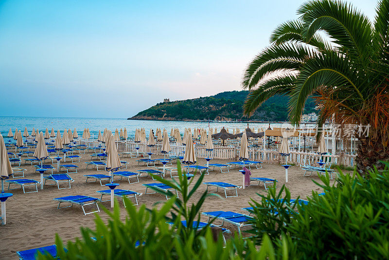 意大利斯卡利海滩上的日光浴躺椅和雨伞。
