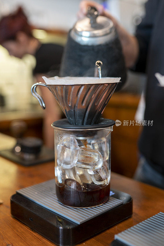 V60咖啡冲泡和服务库存照片