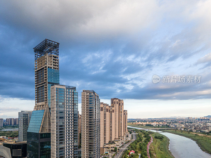 宜居的沿江城市和在建的摩天大楼