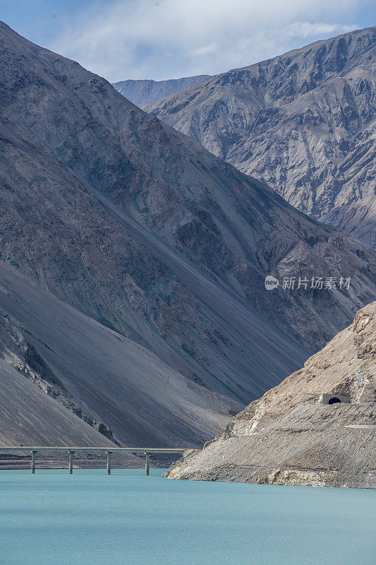 令人敬畏的山坡和翡翠般的水，新疆，中国