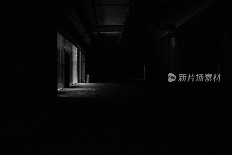 大楼黑暗的地下室