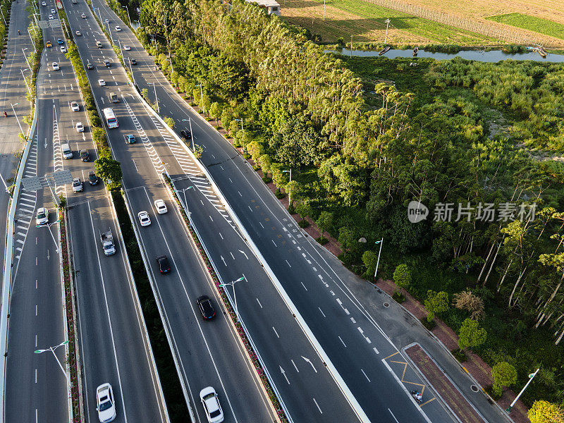 阳光午后现代城市繁忙道路的高角度视野