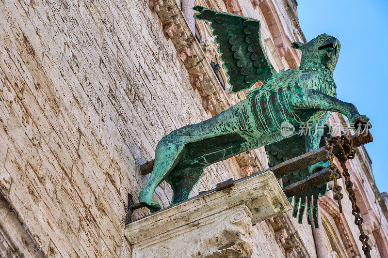 在中世纪佩鲁贾的中心地带，神殿正面的狮鹫雕像