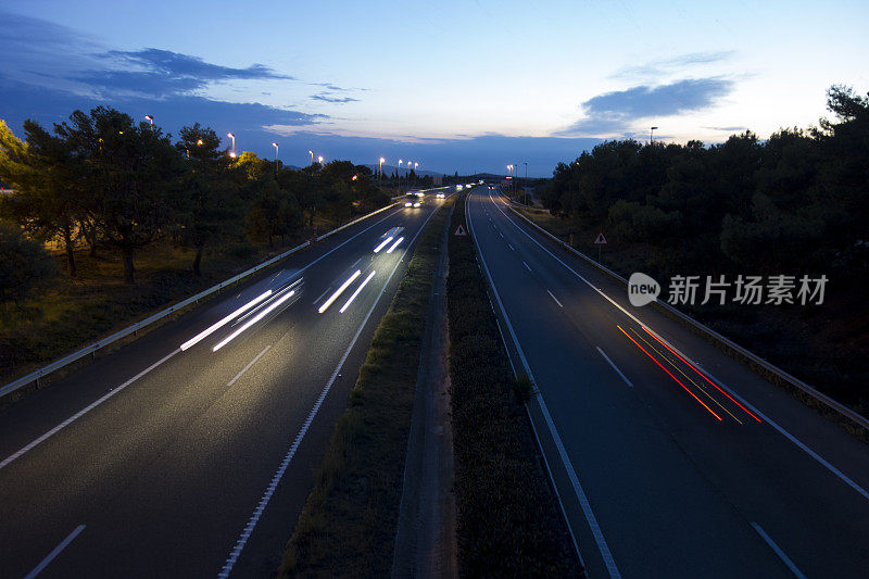 夜间道路上的车辆。