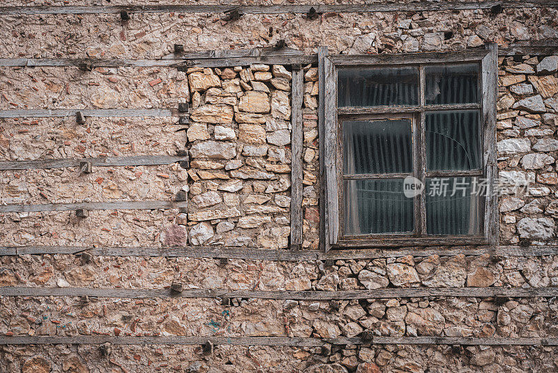 美丽的古老石头房子的窗户和百叶窗，在阿曼纳，伊布拉达伊的阿克塞基古镇