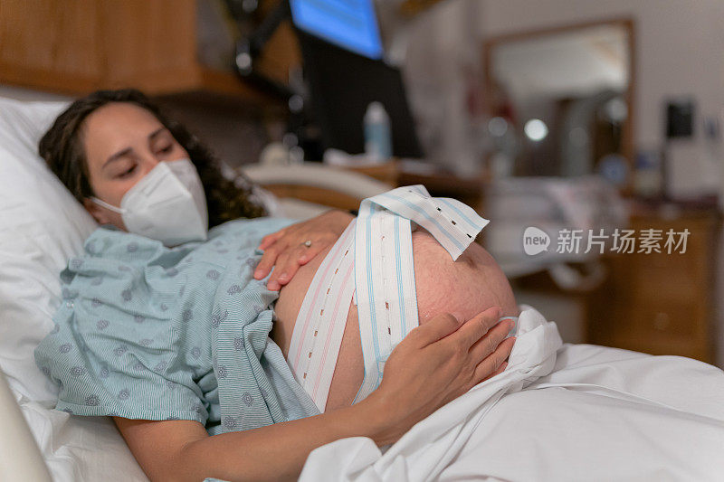 少数民族母亲分娩时躺在病床上
