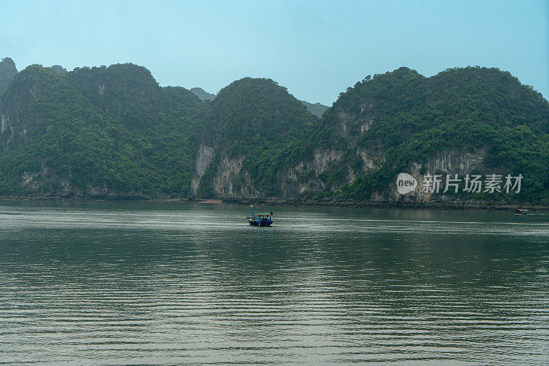 下龙湾的石山