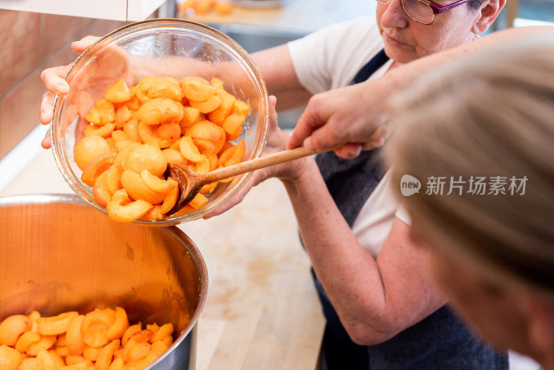 母亲教成年女儿如何自制杏酱