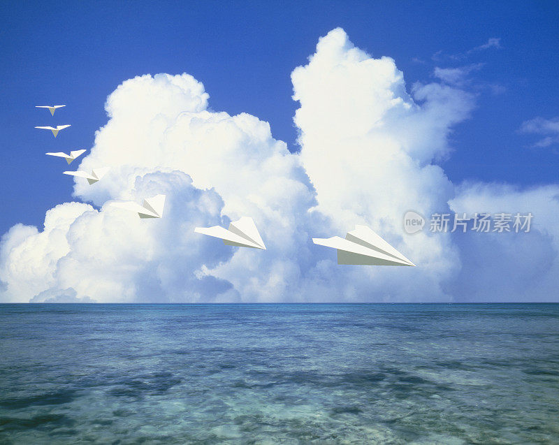 数字生成的纸飞机在积雨云前面飞过海面