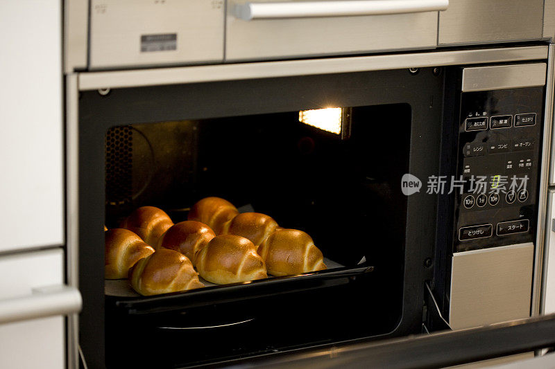 面包卷在烤箱中烘烤