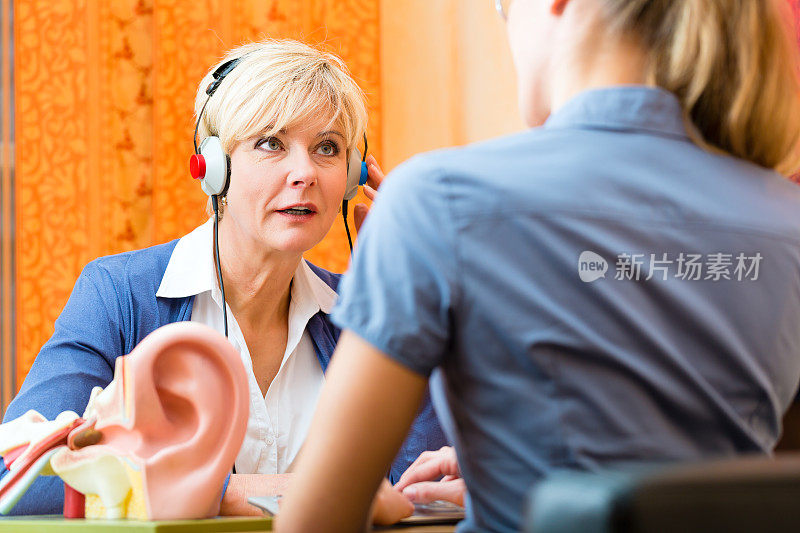 聋女接受听力测试
