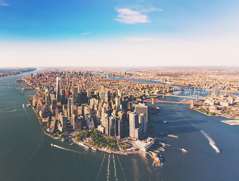 低空俯瞰曼哈顿纽约市