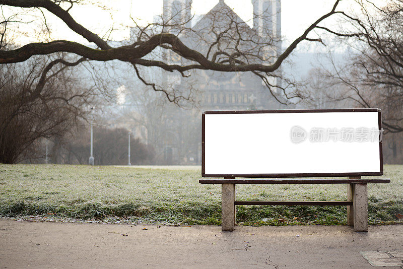 城市公园长椅上的空白广告牌