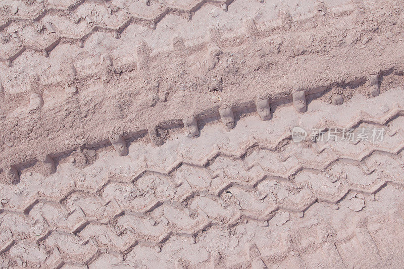 沙地上有轮胎的痕迹