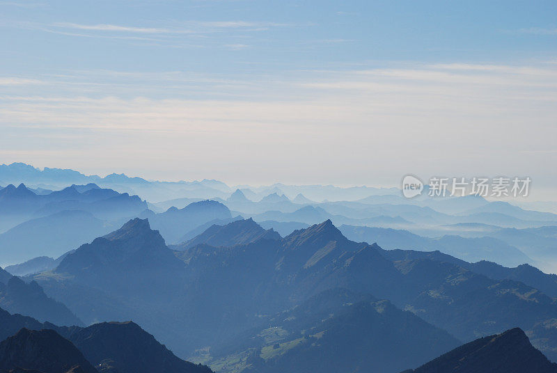 云雾中的瑞士阿尔卑斯山全景