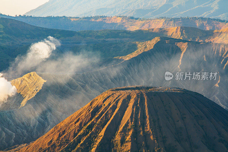 印度尼西亚东爪哇国家公园的布罗莫火山。