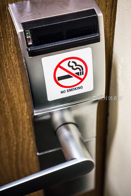酒店房间门锁上禁止吸烟的标志