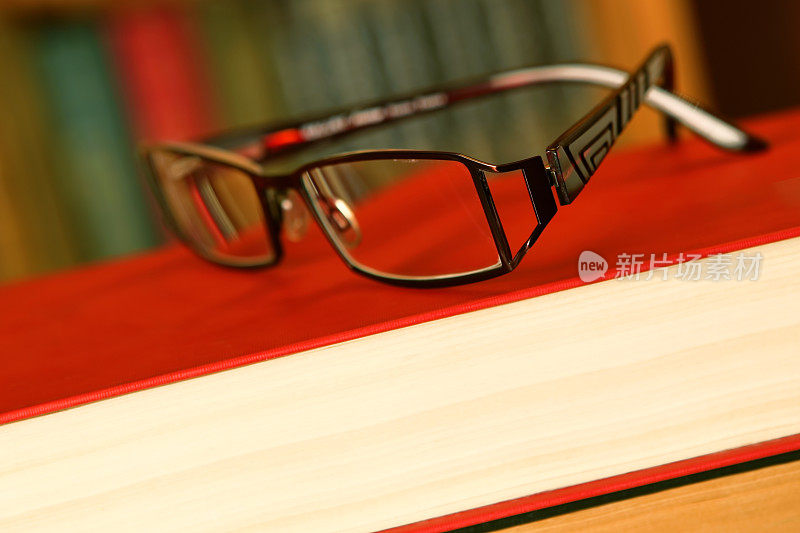 阅读概念-一本书上的眼镜
