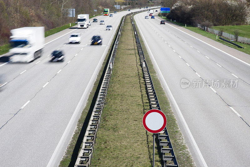 高速公路上的汽车。动态模糊。