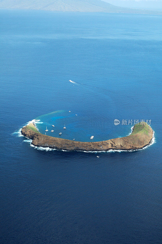 鸟瞰图的莫洛基尼火山口-背面