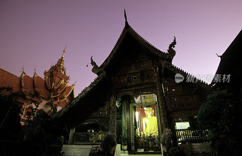 泰国，清迈，佛教寺庙，晚上。