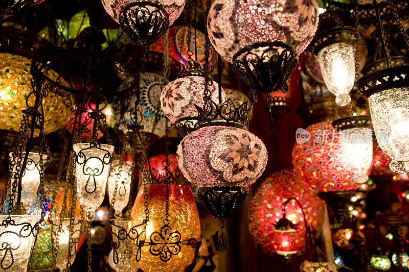 土耳其伊斯坦布尔大集市上的土耳其灯