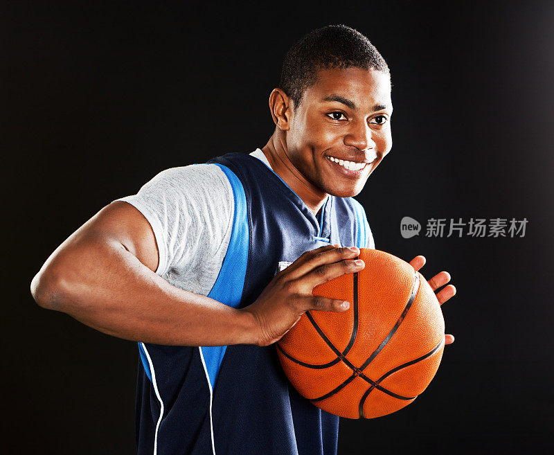 英俊，肌肉发达的年轻篮球运动员准备上场
