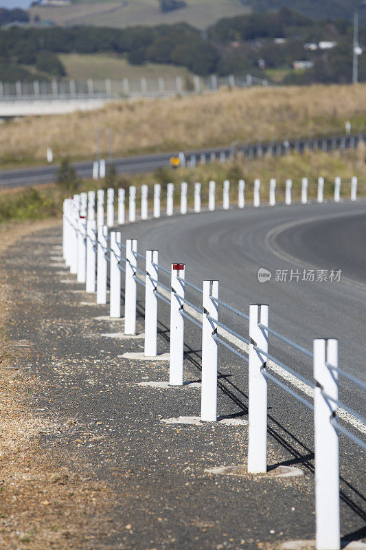 澳大利亚公路旁的钢丝护栏