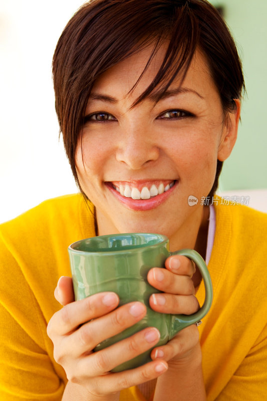 亚洲女人的咖啡杯