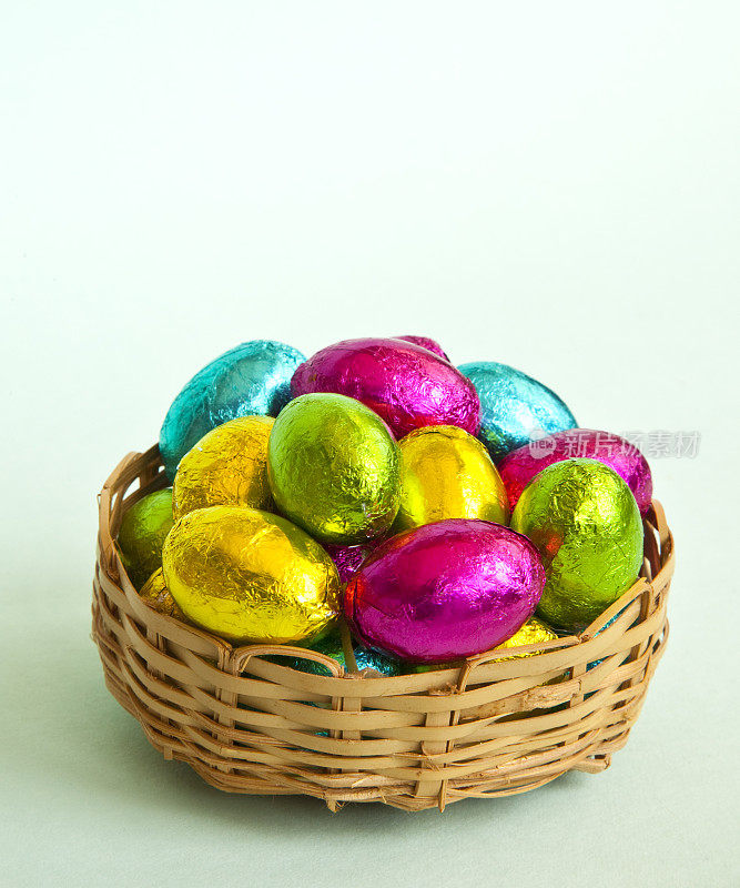 一篮子色彩鲜艳的锡箔包装迷你复活节彩蛋