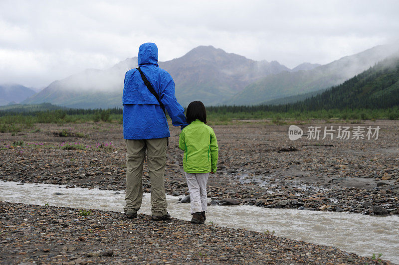 家长与孩子在雨天远足