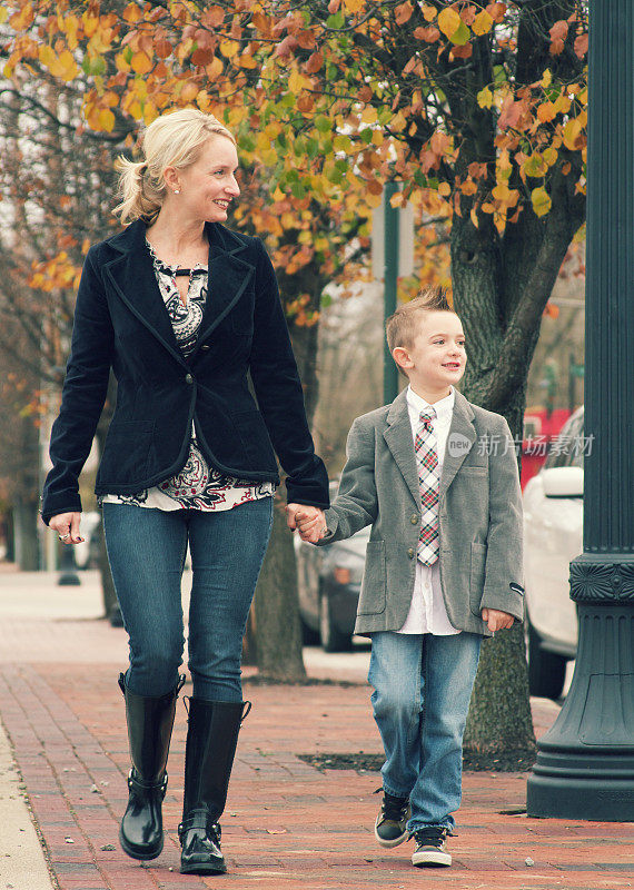 母亲和她的儿子在散步