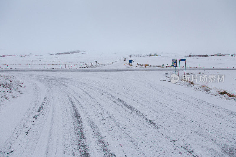 冰岛的主要道路冬天下雪了