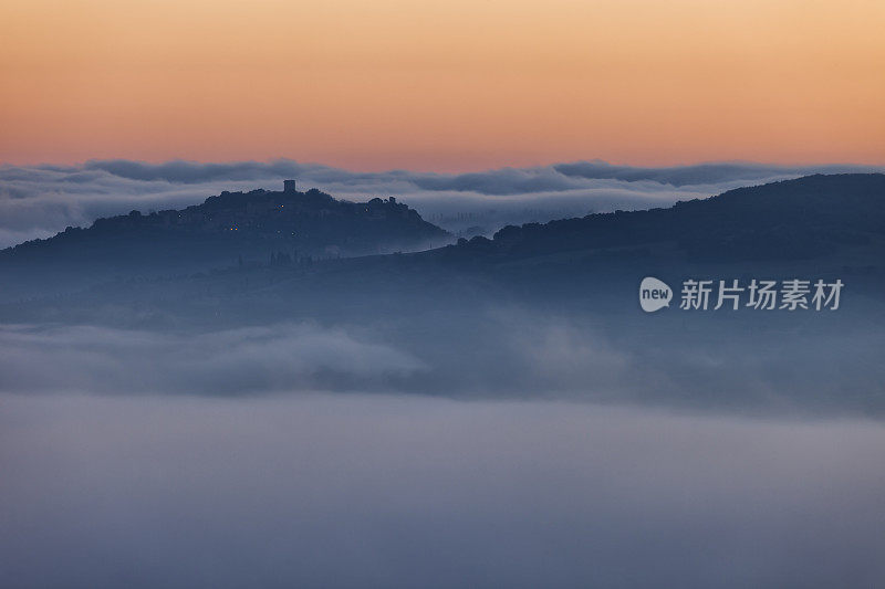 清晨日出前，托斯卡纳山谷的雾