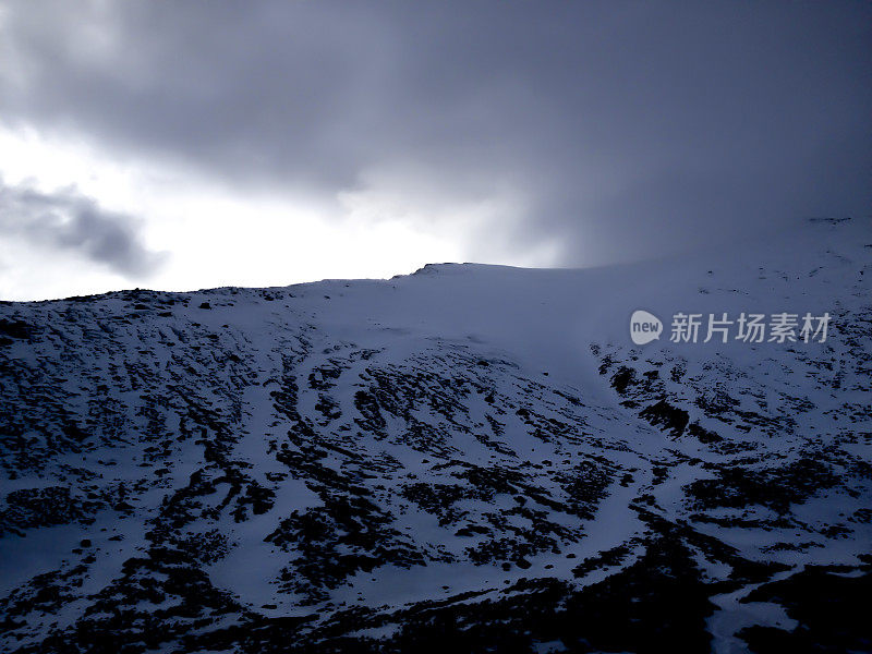 暴风雨的白雪皑皑的山顶