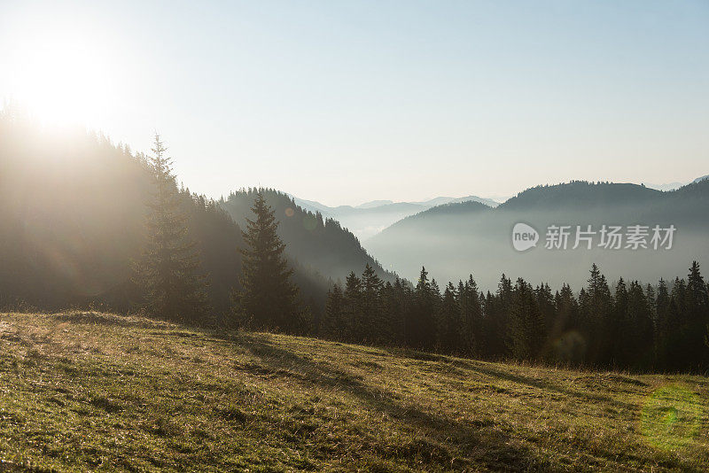 清晨阳光下的群山