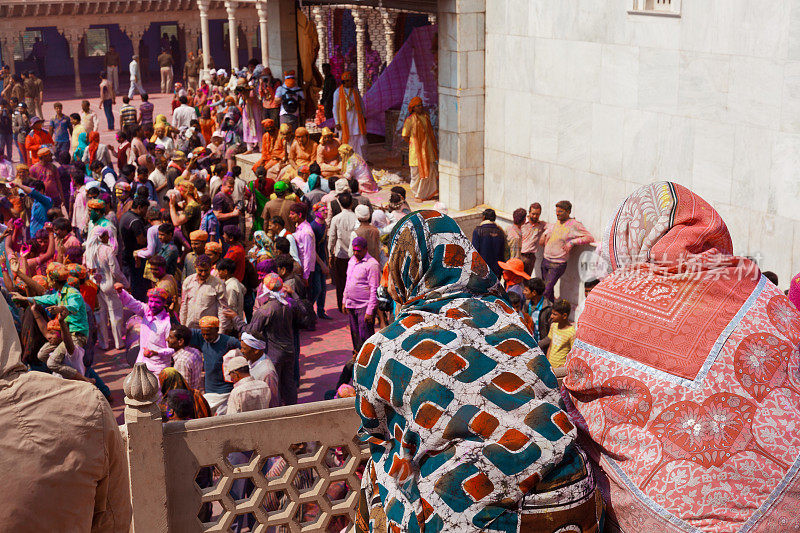 胡里节期间，印度人在寺庙的屋顶上
