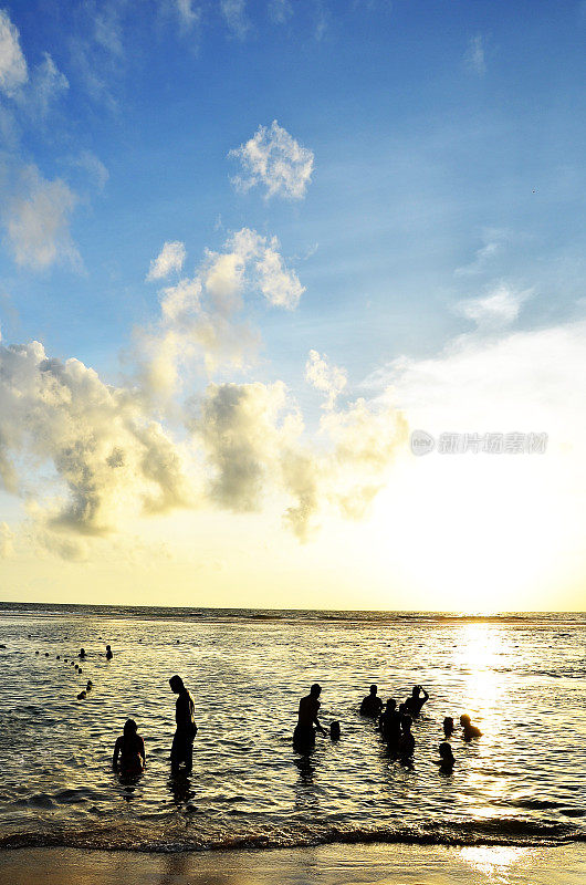 马尔代夫夏日海滩上的日落和壮观的天空