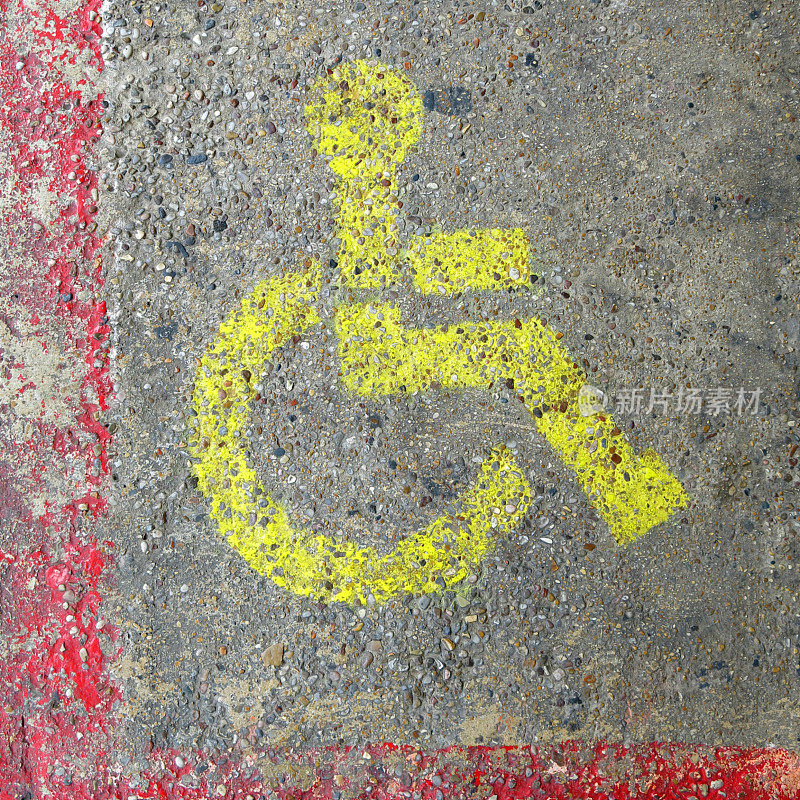 停车场上绘有残障轮椅标志
