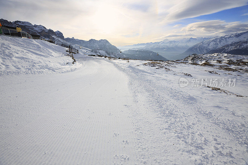 完美准备的滑雪坡道高山冬季景观