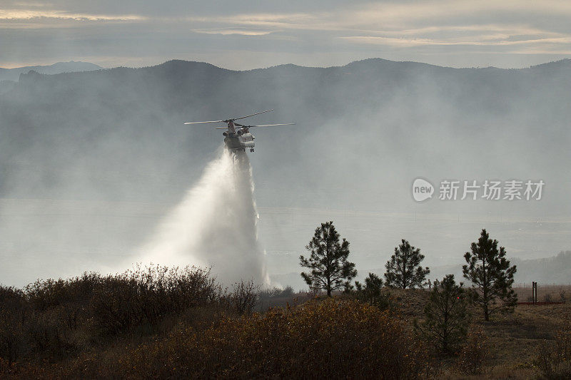 科罗拉多州查特里奇高地牧场大火，烟雾灭火直升机