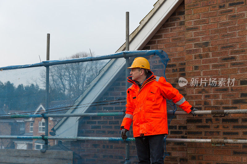 在家庭住宅建筑工地工作的男性工业建筑工人