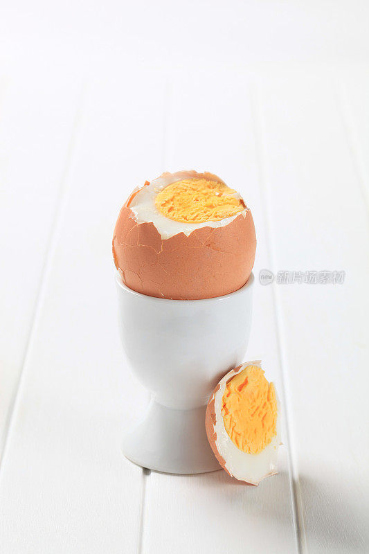 在蛋杯中煮鸡蛋