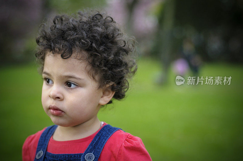 人物:小孩的特写(2-3)看起来很严肃。