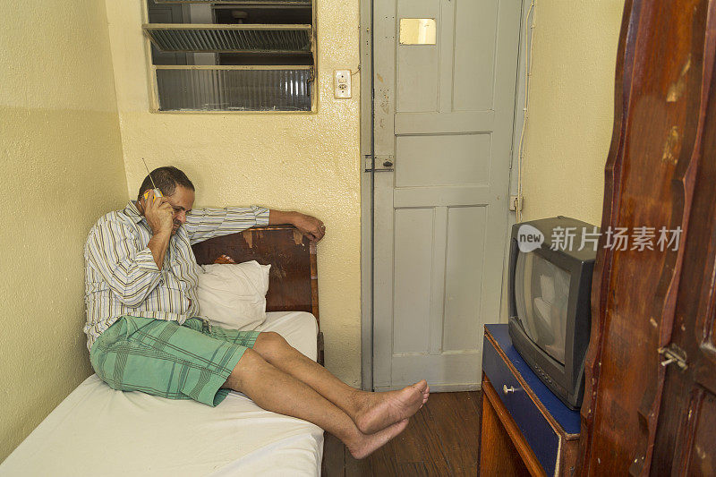 一个巴西东北部的穷人住在一个非常简单的旅馆里