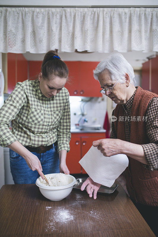 祖母和孙女烘烤饼干准备面团